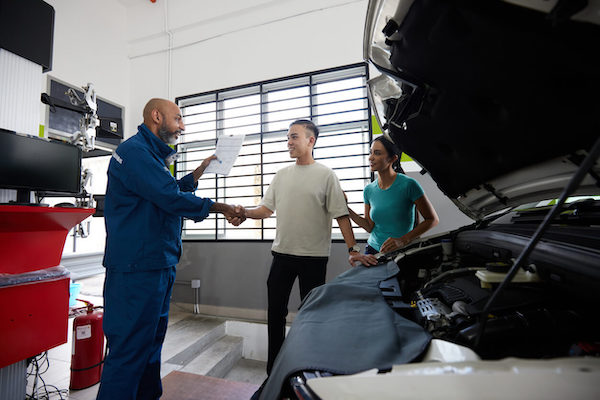 Mechanic meeting couple at home mobile mechanic Calgary 